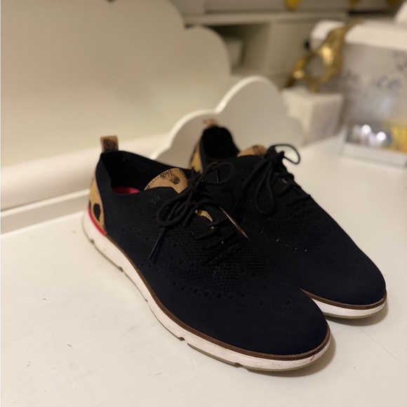 Crafted Stitchlite uppers with decorative detailing on a classic wingtip oxford. - Picture 2 of 14